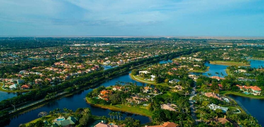 ¿Cuál es el valor promedio de las propiedades en Weston?