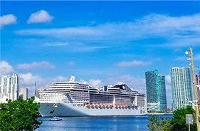 Crucero zarpando desde el Puerto de Miami